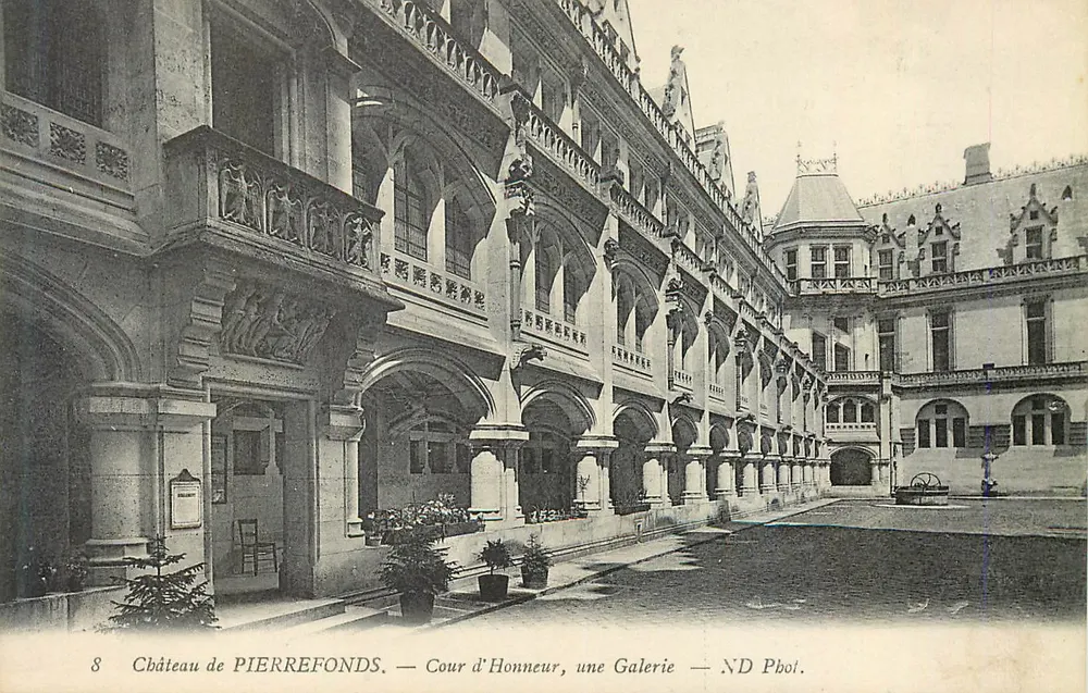 Schloss PIERREFONDS — Cour d'Honneur, eine Galerie — ND Pbol. - Vorderseite