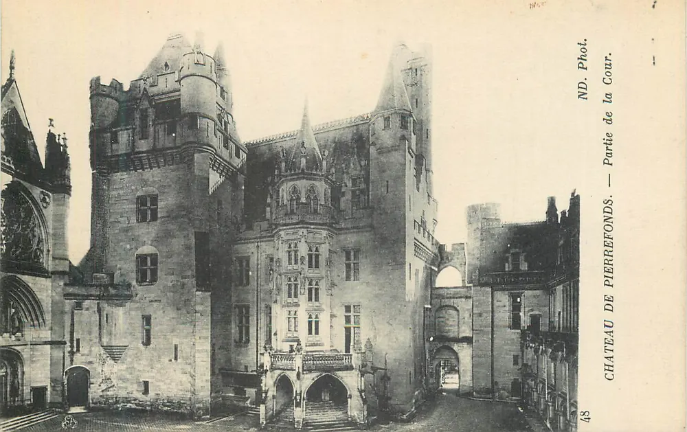 Castelo de Pierrefonds — Parte da Cour — ND. Fot. da Cour - Frente