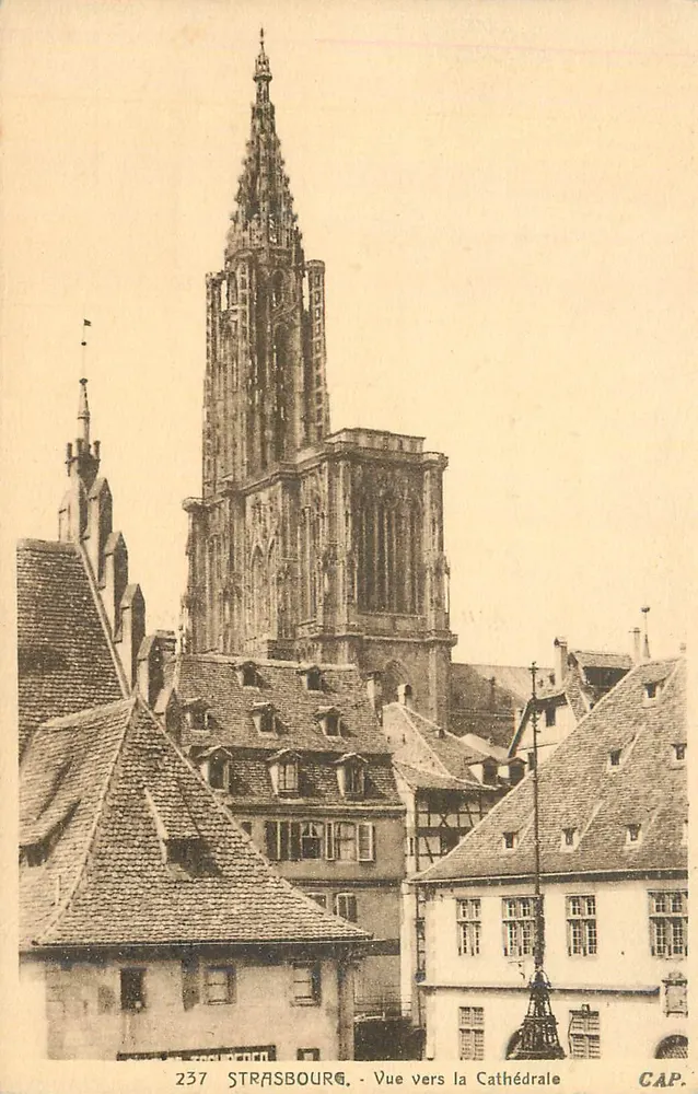 Estrasburgo - Vista em direção à Catedral - CAP. n°237 - Frente