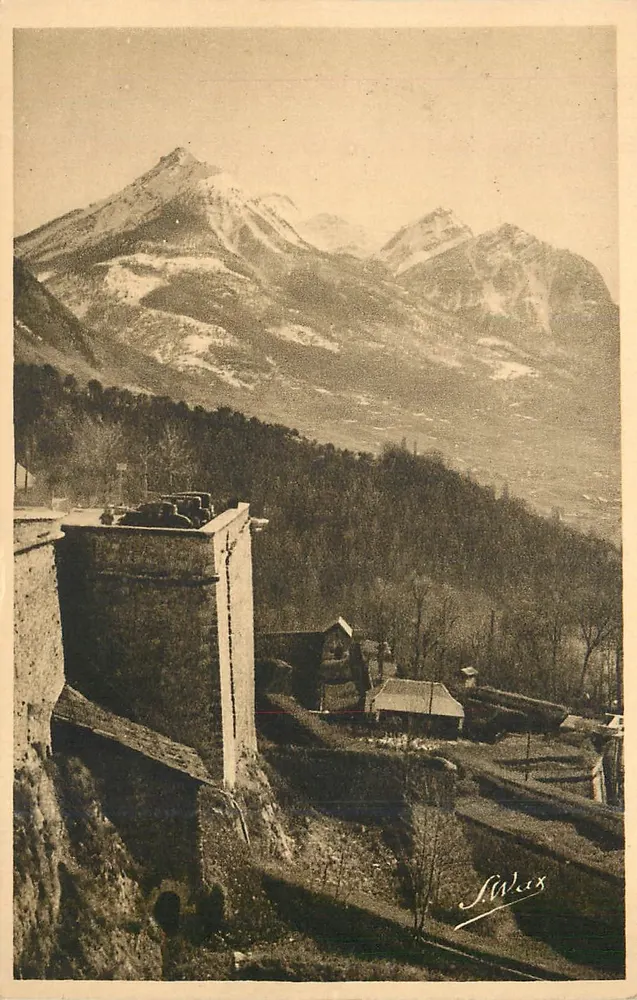 Briancón (1.325 m) — Die Mauern und das Massiv von Pierre Eyrautz — Photo Wäx, Briangon - Vorderseite