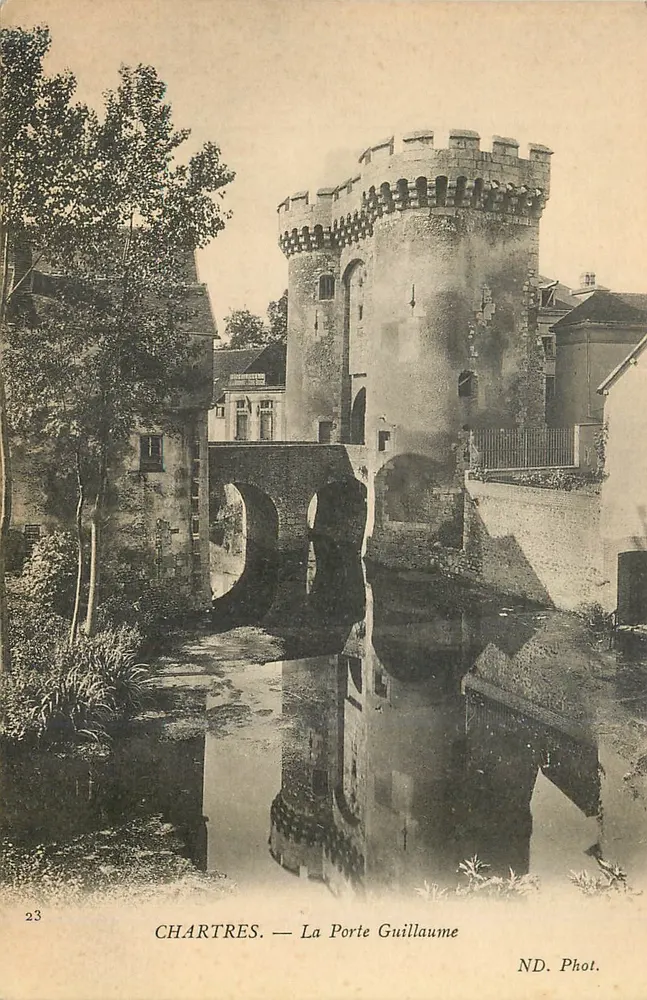 Chartres — A Porta Guillaume — ND. Fot. - Frente