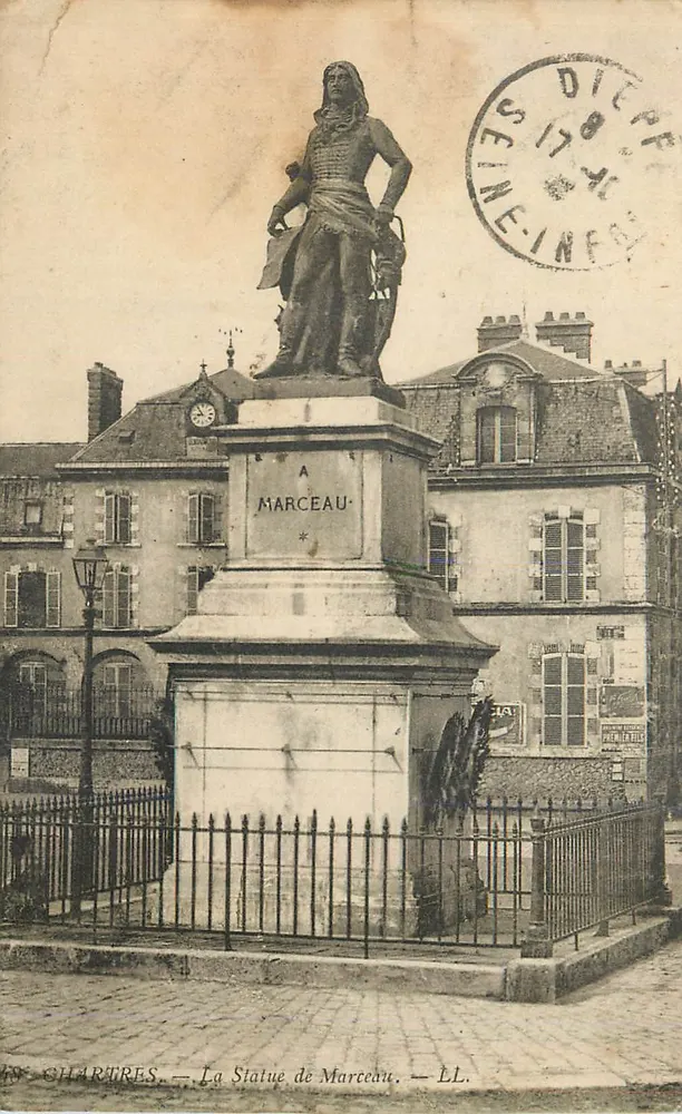 Chartres — A Estátua de Marceau — LL. - Frente