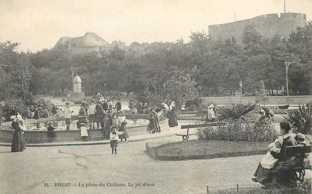 BREST — A praça do Castelo. O jato d'água - Frente