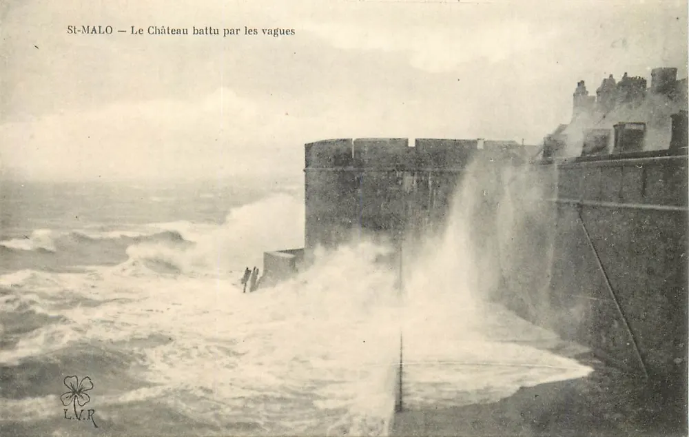 St-Malo — Le Château battu par les vagues — L.V.R. - Recto