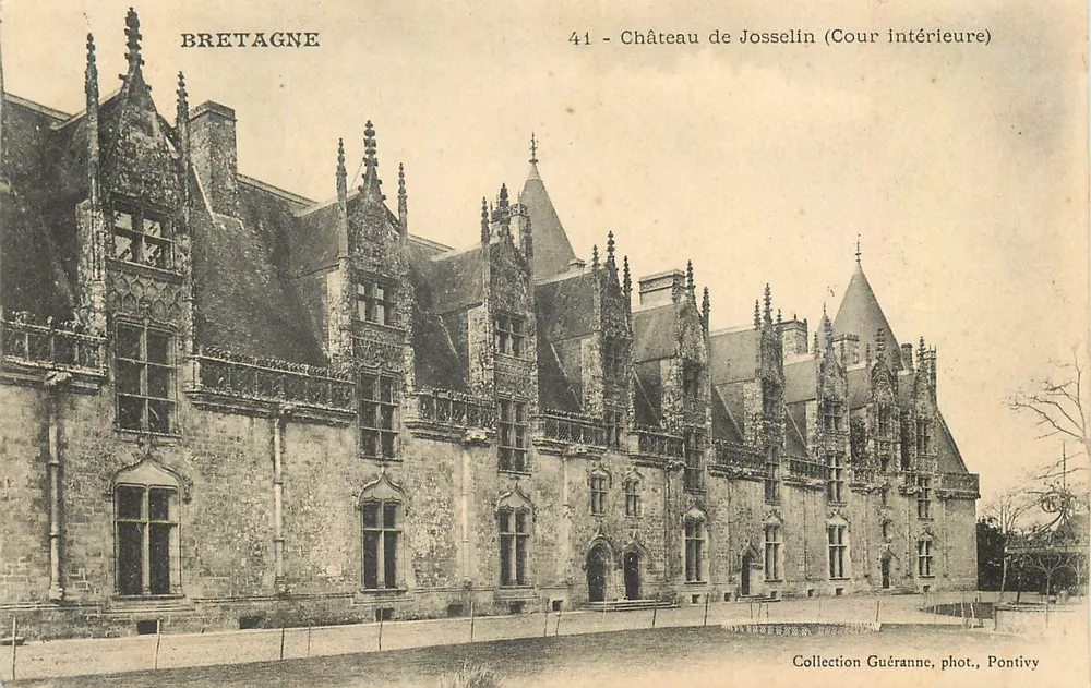 Castelo de Josselin — Cour interna — Coleção Guéranne, fot. Pontivy - Frente