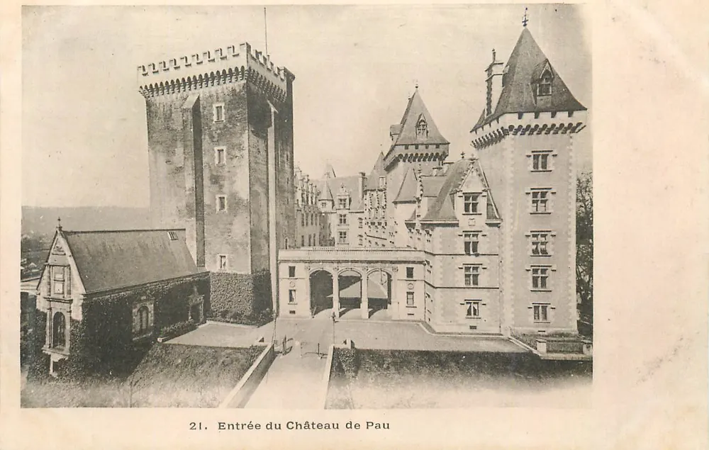 Entrada do Castelo de Pau — vista do portal e das torres — editor não identificado, n° 21 - Frente