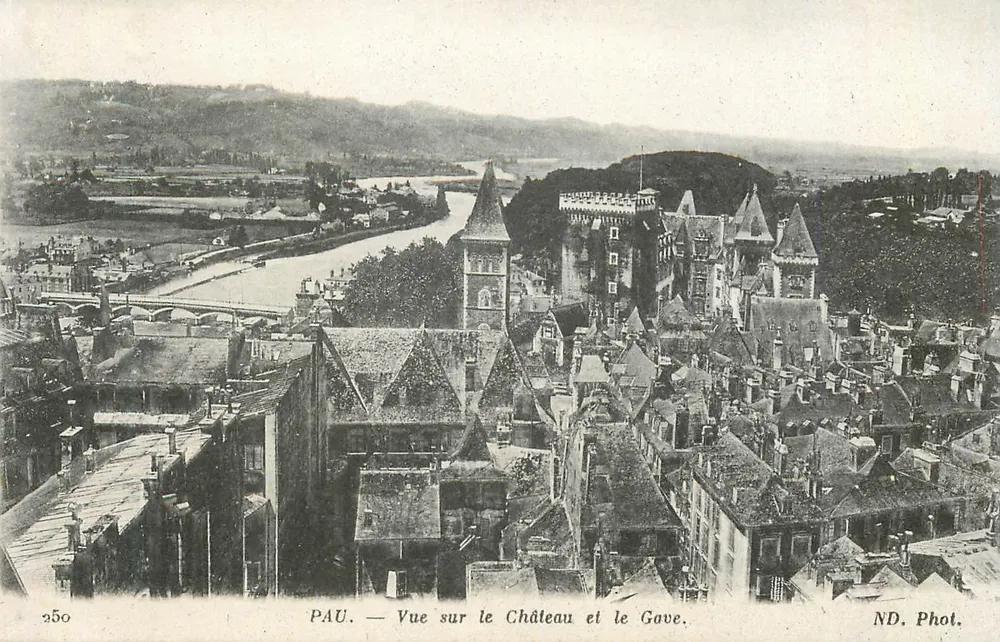 PAU — Vue sur le Château et le Gave — ND. Phot. - Recto