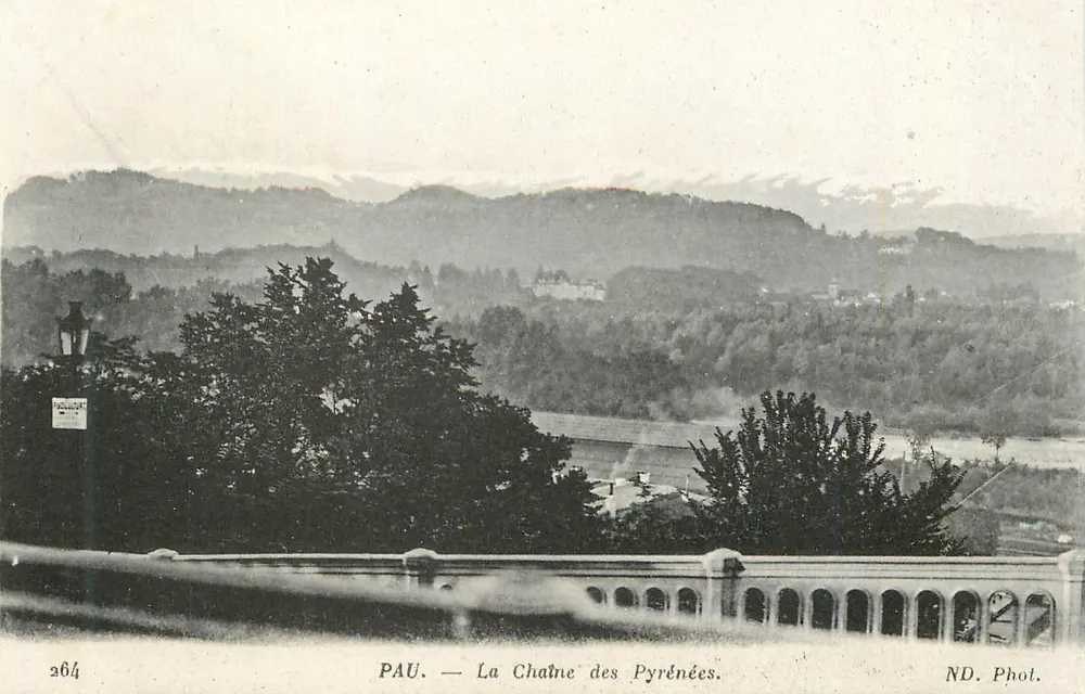 PAU — A Cadeia dos Pirineus — ND. Fot. - Frente