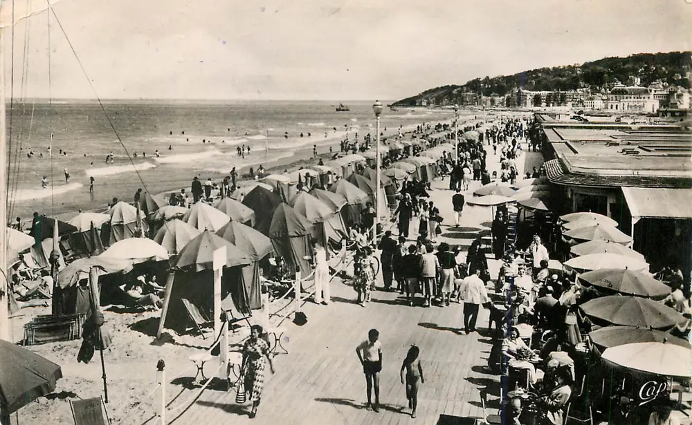 Deauville - Die Blühende Strände — Les Planches und das Bar du Soleil — Réal-Photo N°242 - Vorderseite