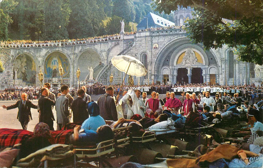 Lourdes — Bênção dos doentes na Esplanada — Éditions CAP - Frente