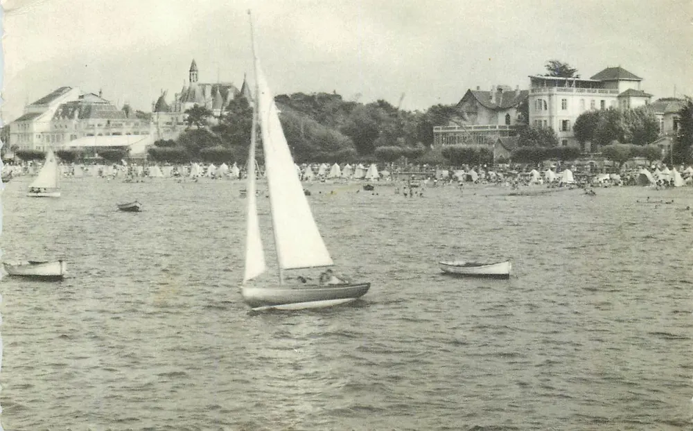 Arcachon - Côte d'Argent — Voiliers dans le Bassin — Éditeur Les Grands Bazar - Recto