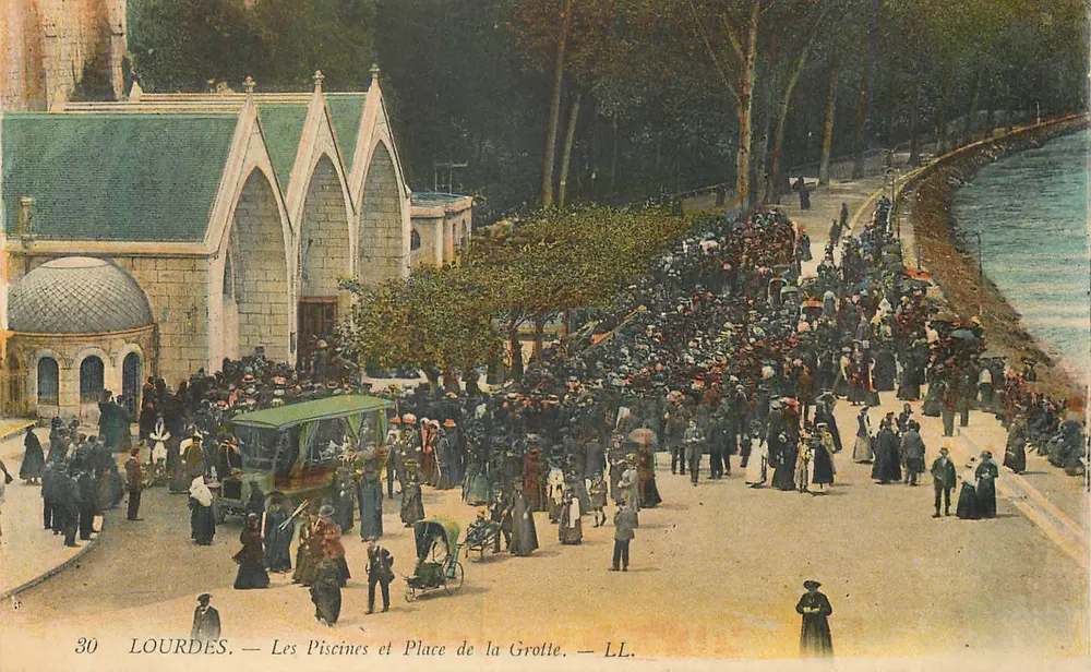 Lourdes — Les Piscines et Place de la Grotte — LL. - Recto