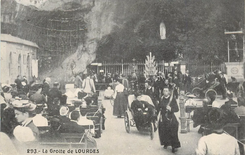Jaskinia Lourdes — widok jaskini z tłumem — wydawca anonimowy, nr 293 - Awers
