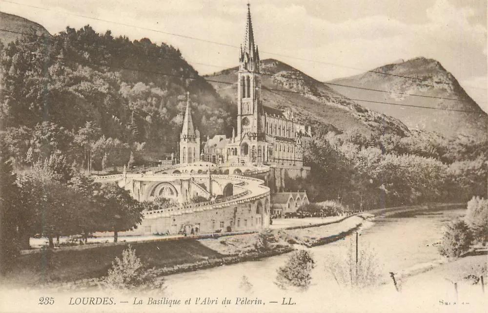 Lourdes — La Basilique et l'Abri du Pèlerin — LL. — N° 235 - Recto