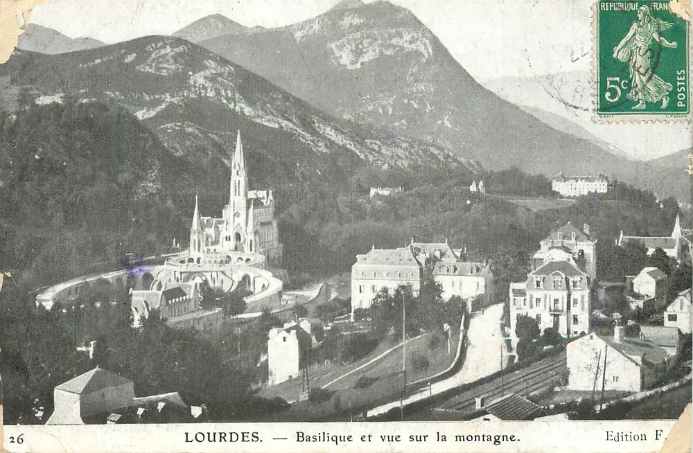 LOURDES. — Basilique et vue sur la montagne. — Edition F. n°26 - Recto