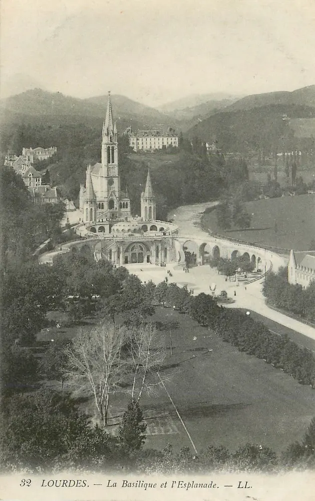 Lourdes — A Basílica e a Esplanada — LL. - Frente