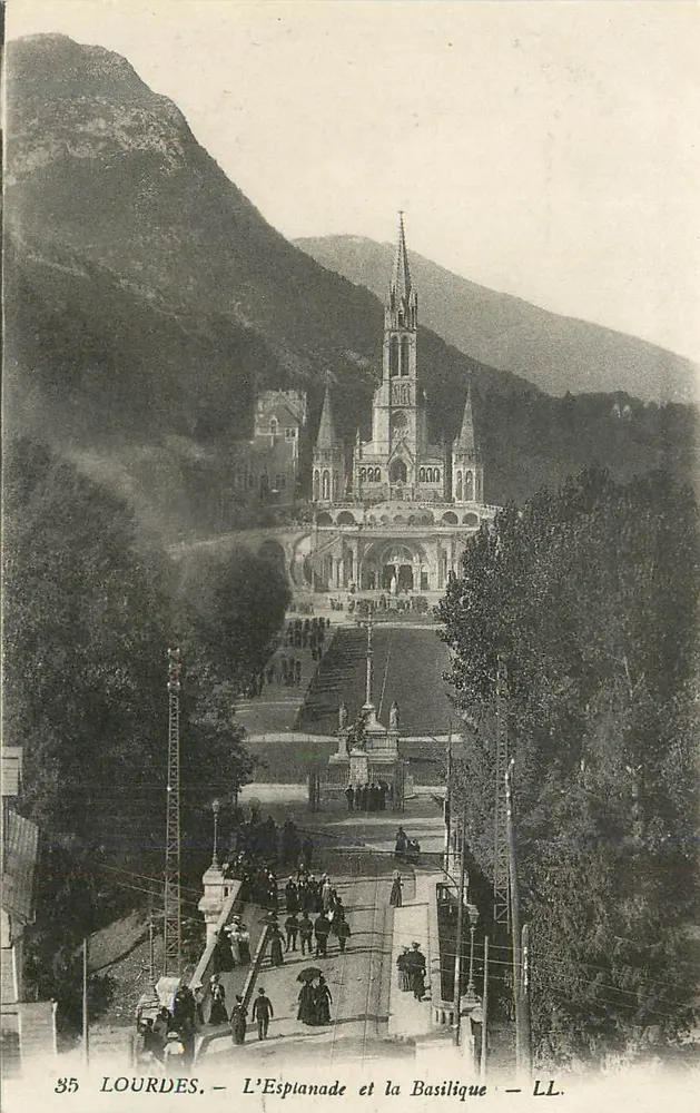 Lourdes — L'Esplanade et la Basilique — LL. - Frente