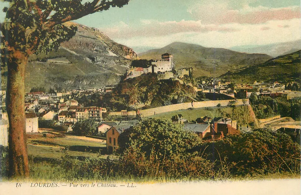 Lourdes — Vista para o Castelo — LL. - Frente