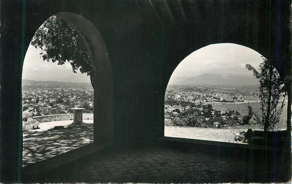 Ausblick auf Antibes — Aufnahme von N.-D. de La Garoupe — Éditions S.E.P.T. - 15-9A - Vorderseite