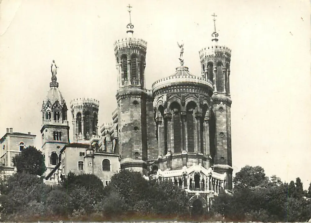 Les Tours de la Basilique Notre Dame de Fourvière — vue de la basilique avec ses tours et statues, éditeur imprimé sur la carte - Frente