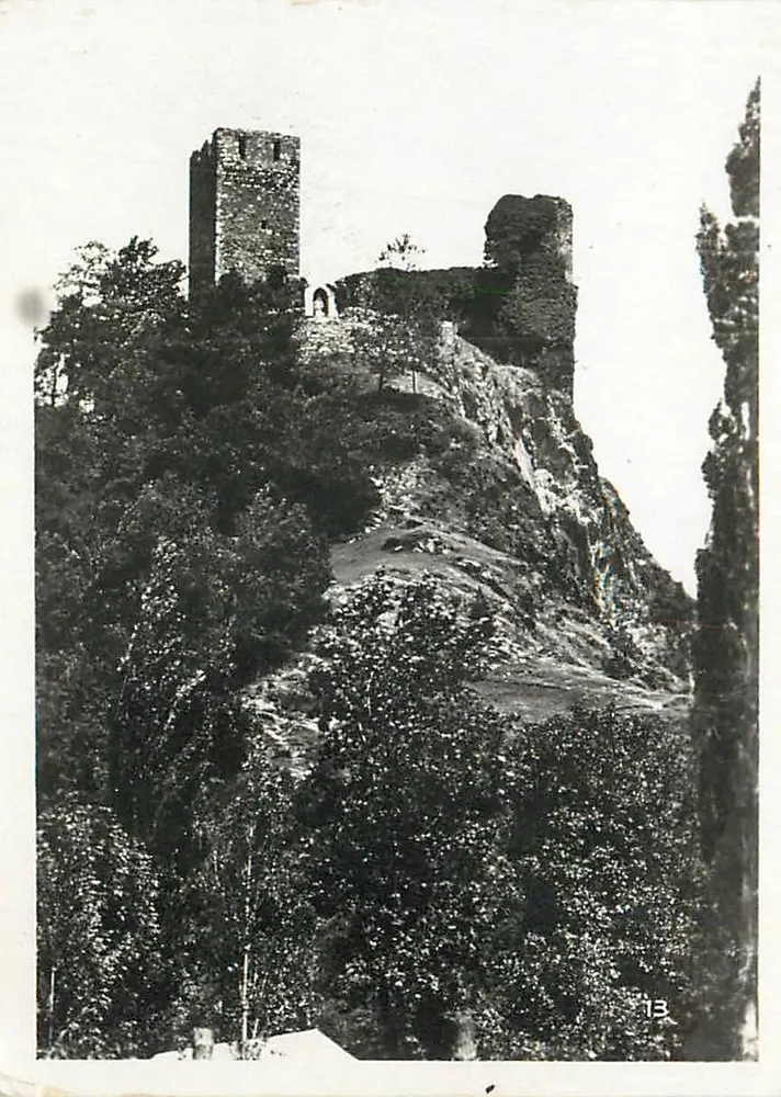 Castelo forte em ruínas — sobre rochedos íngremes — série 13 - Frente