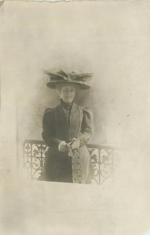 Femme en costume d'époque — sur un balcon orné — sans éditeur imprimé - Voorkant
