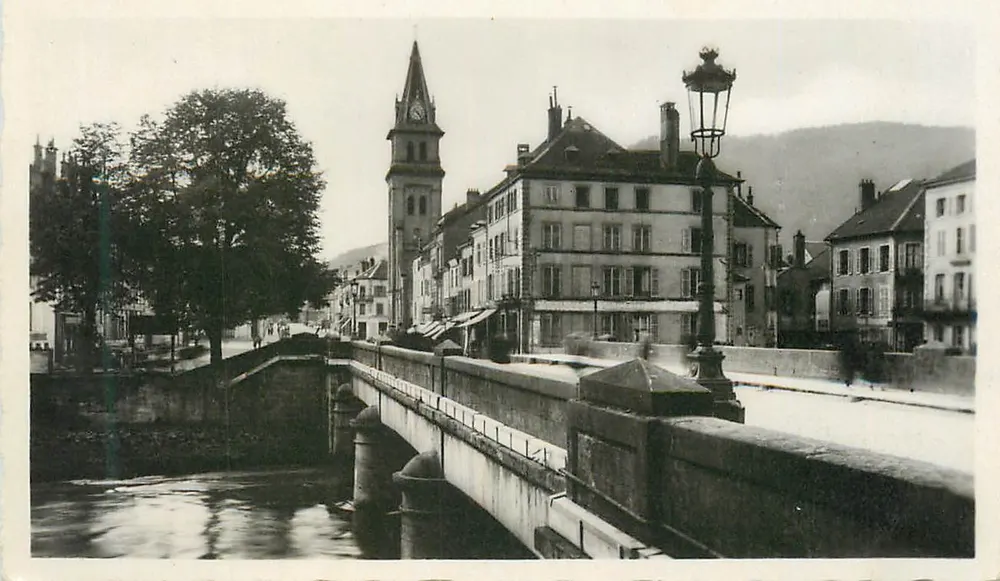 St-Dié - O Pont de Pierre — vista do ponte e da torre da igreja — série 90 - Frente