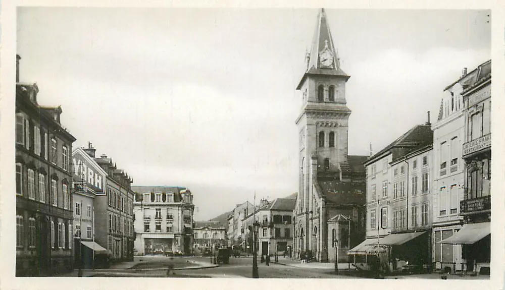 St-Dié - Plac św. Martyna — widok z placu z kościołem i sklepami - Awers