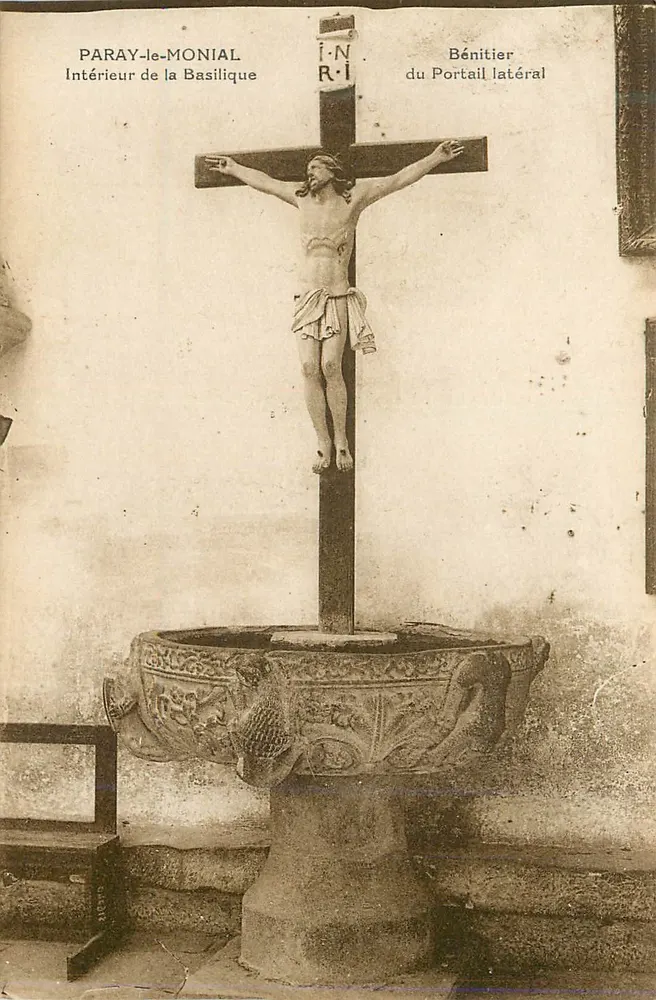 Paray-le-Monial — Innenraum der Basilika, Taufbecken am Seitenportal — MP Bourgeois Frères, Chalon-sur-Saône - Vorderseite