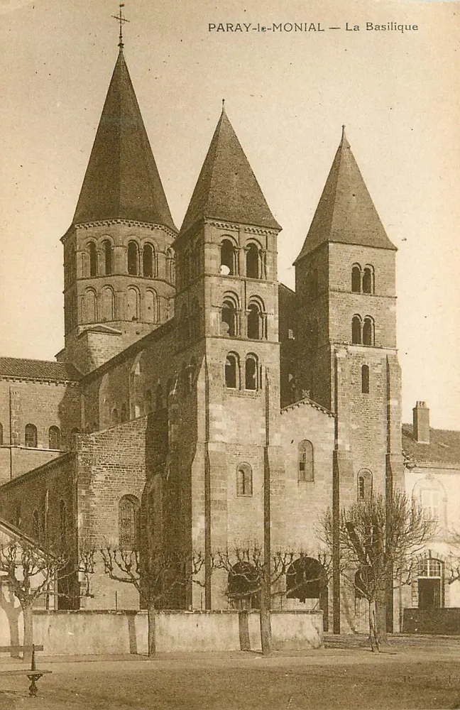 Paray-le-Monial — La Basilique - Frente