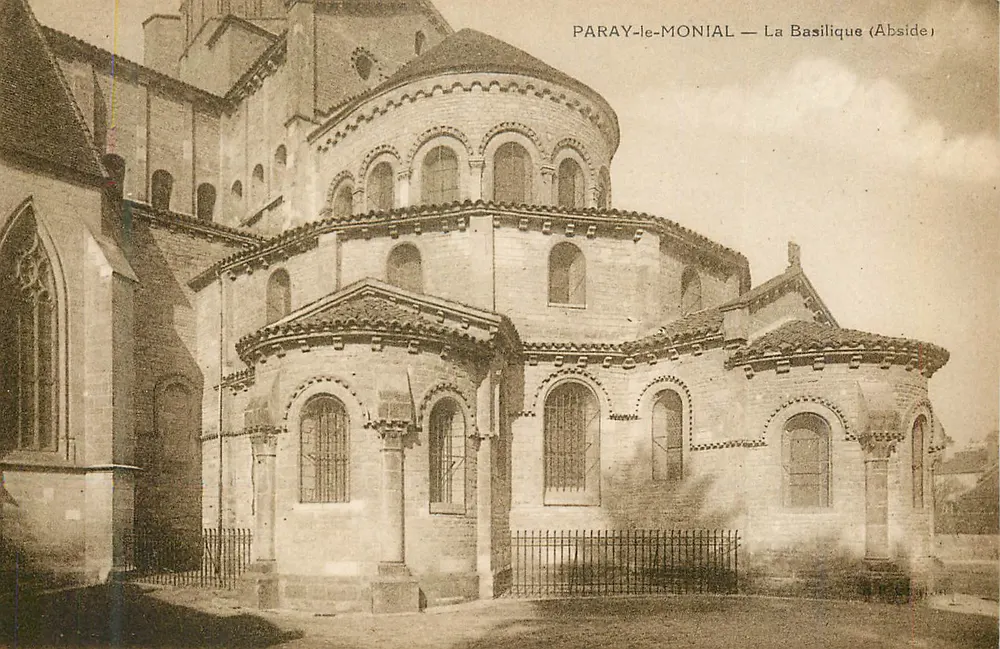 Paray-le-Monial — A Basílica (Abside) - Frente