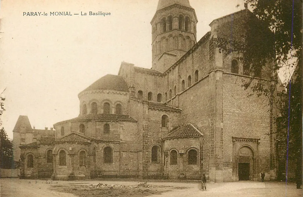 Paray-le-Monial — A Basílica - Frente
