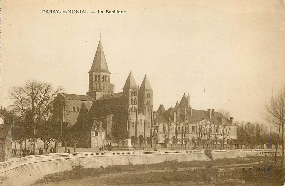 Paray-le-Monial — A Basílica - Frente