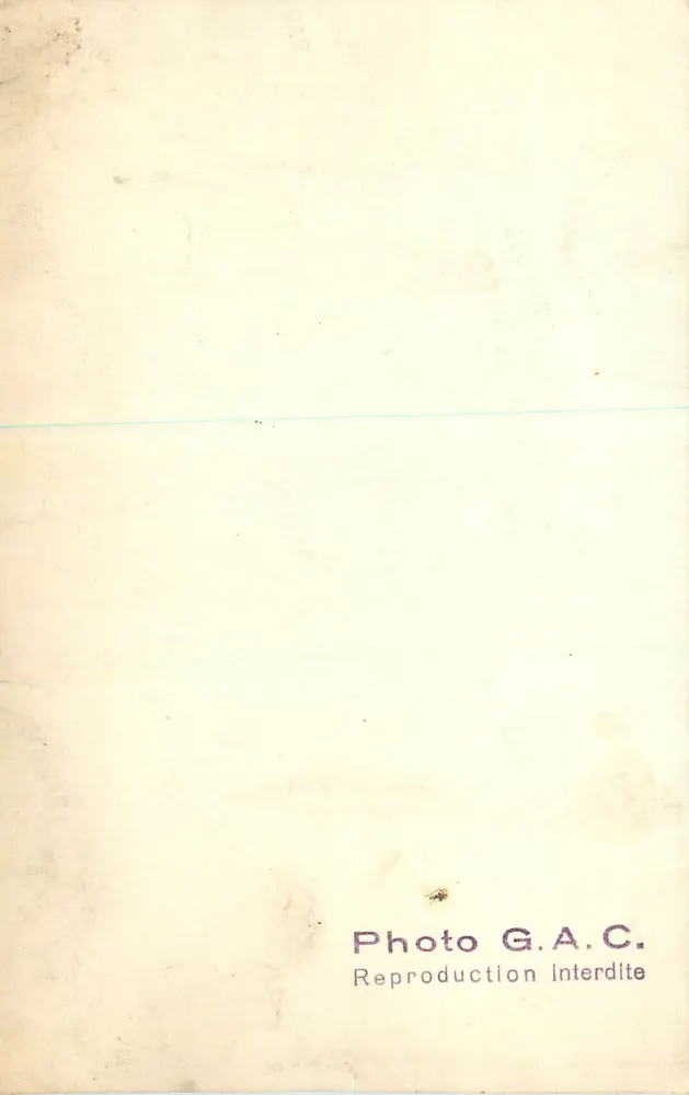 Estátua da Virgem com o Menino — Foto G.A.C. - Verso
