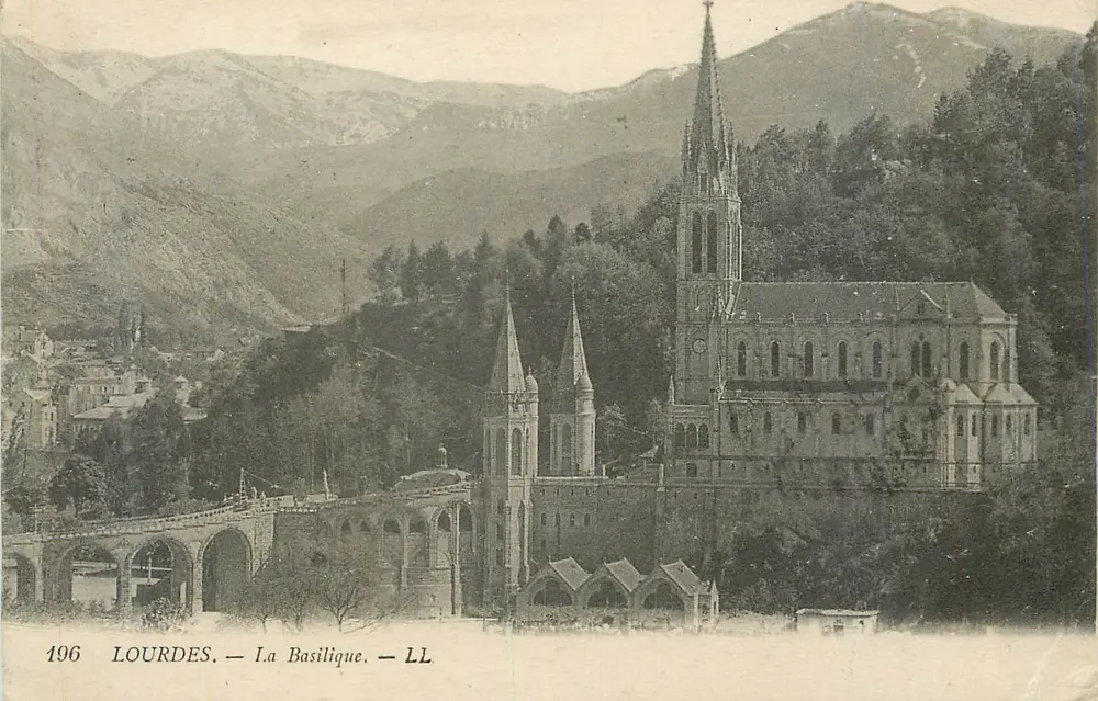 Lourdes — A Basílica — LL - Frente