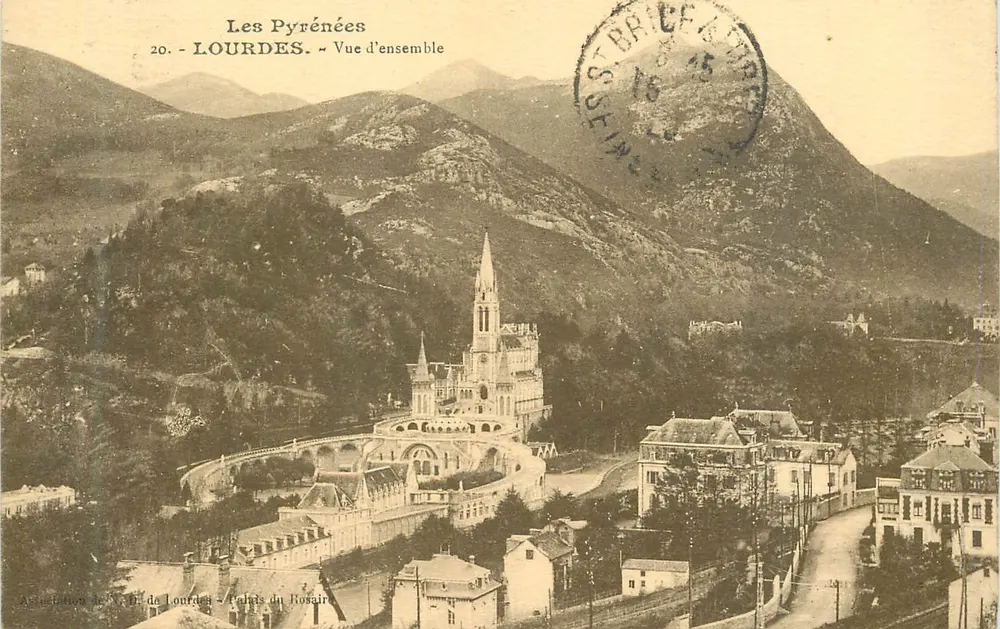 Lourdes — Vista geral — Aglomeração de M. D. de Lourdes — Palácio do Rosário - Frente