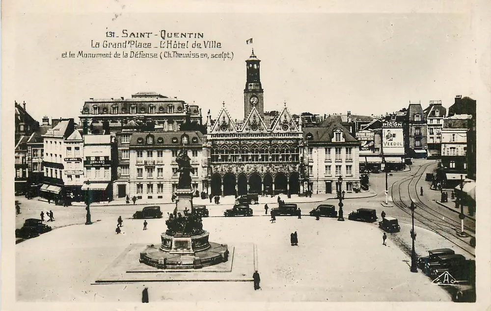 Saint-Quentin — Die Grand'Place, das Rathaus und das Denkmal der Verteidigung (Ch. Theunissen, Bildhauer) — Verlag G.A.P. (48) - Vorderseite