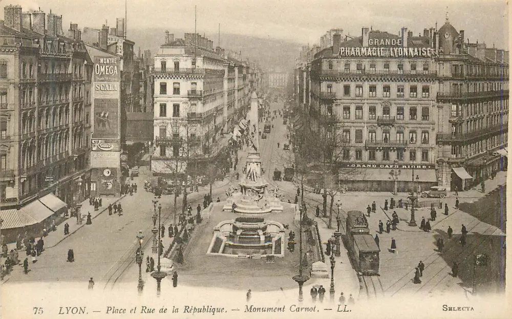 LYON — Place et Rue de la République — Monument Carnot — SELECTA - Recto
