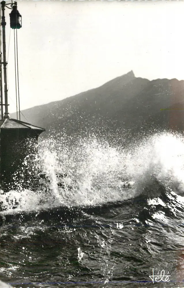 La Dent del Gato tranquilo frente a la furia del Lago Bourget — Aix-les-Bains — Ediciones TELE - Anverso