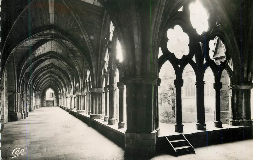 Cloître da catedral — Saint-Jean-de-Luz — Cap - Frente