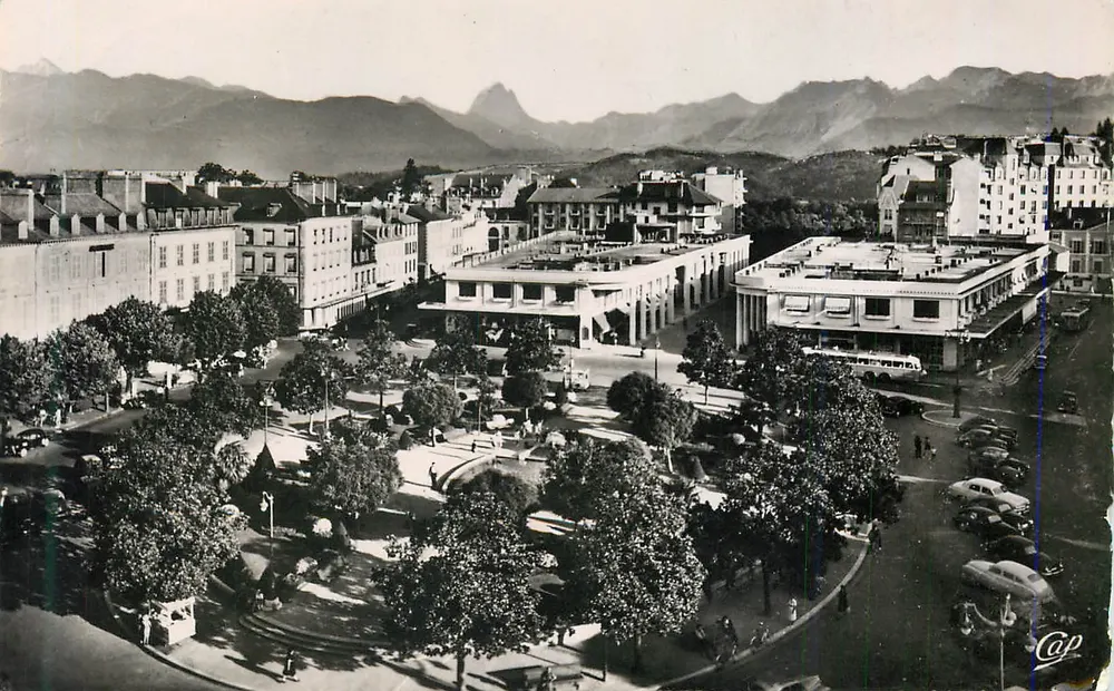 Pau - Place Clémenceau et la Chaîne des Pyrénées — éditeur Cap - Recto