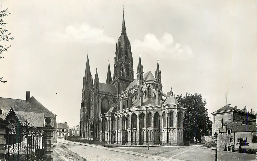 Bayeux — A Catedral, a Abside — Réal-Photo - Frente