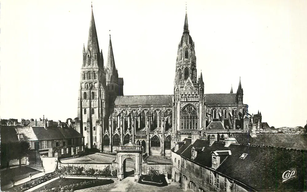 Bayeux — Die Kathedrale vom alten Bischofssitz aus — C.A.P. Paris - Vorderseite