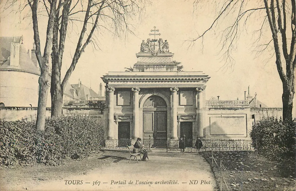 Tours — Portail de l'ancien archevêché — ND Phot. - Recto