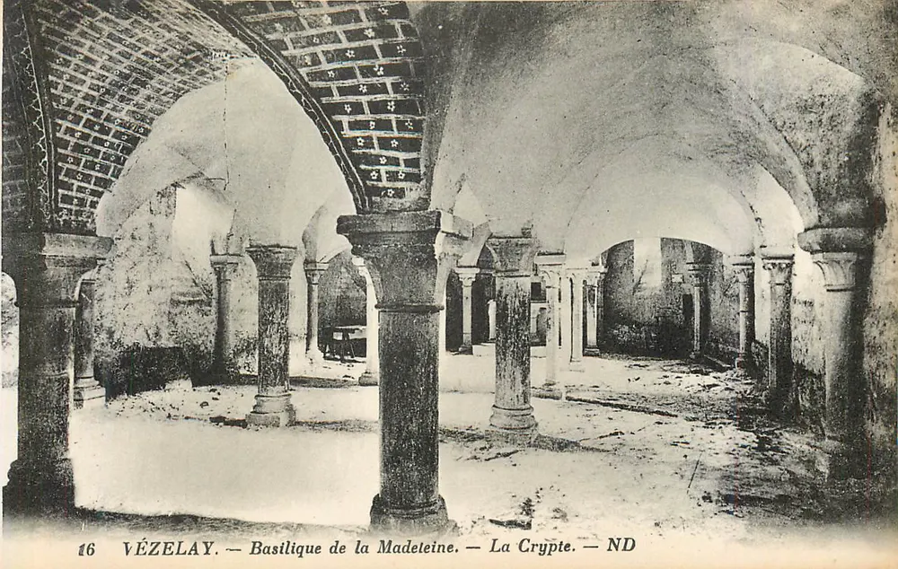 Vézelay — Basílica de Nossa Senhora — A Cripta — ND - Frente