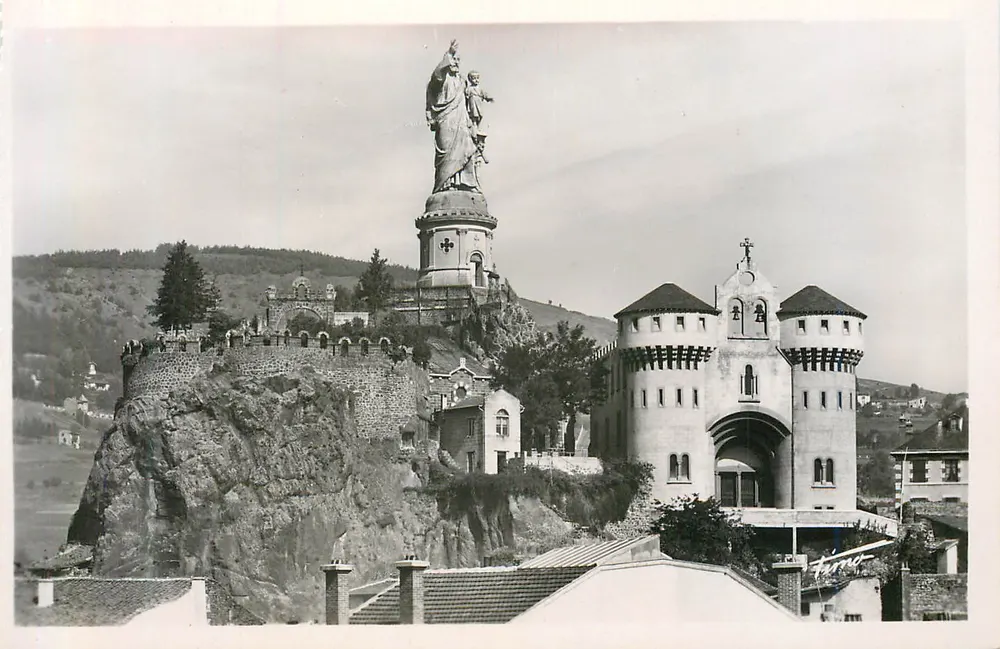 Le Puy-Espaly (H.-L.) — Statue Saint-Joseph et la Basilique — Photo Pasquier, Paris - Recto