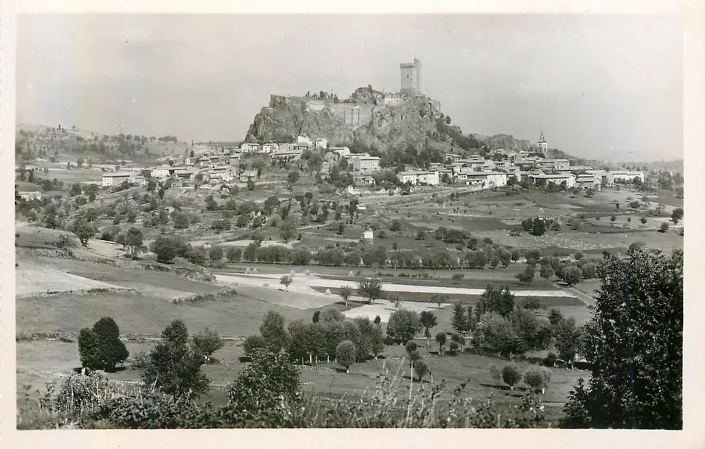 Arredores do Puy (H.-L.) — Vista geral de Polignac — Tirages Modernes, Paris - Frente