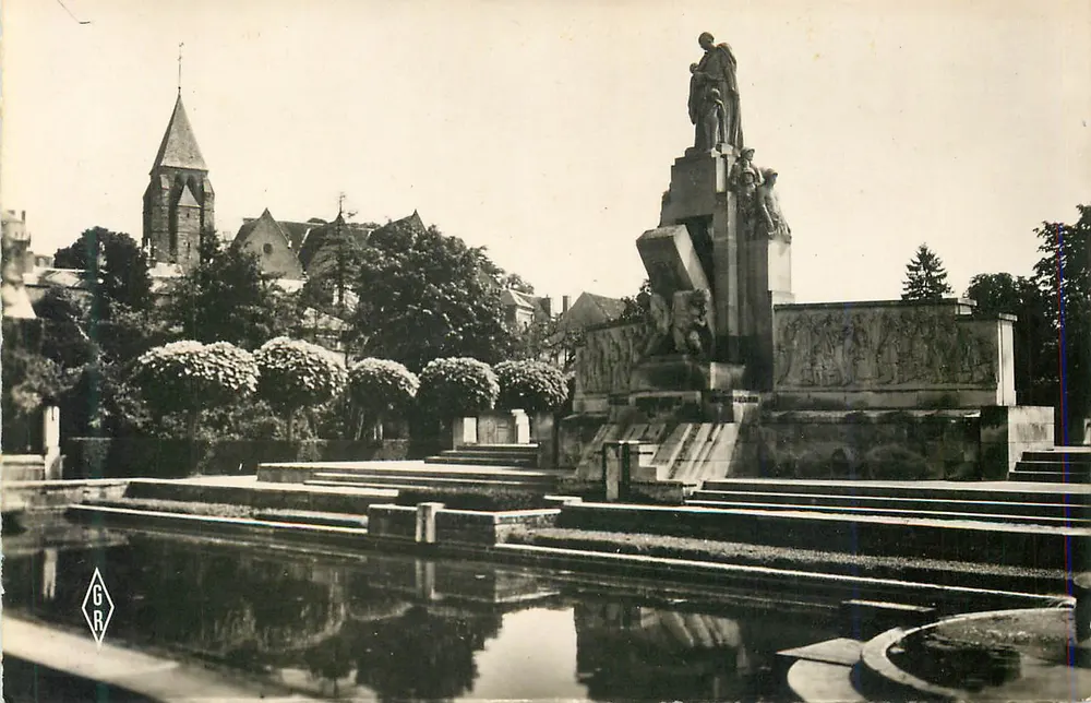 Vierzon (Cher) — Denkmal für die Toten — H. Karcher, Architekt und Bildhauer - Vorderseite