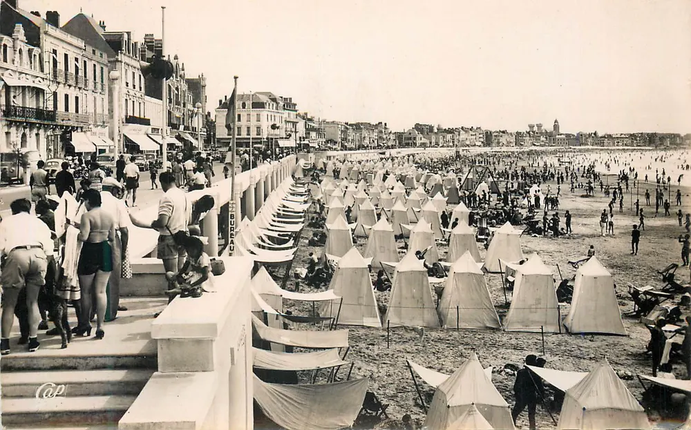 Les Sables-d'Olonne — Die Strandpromenade und der Damm in Richtung der Kiefern — Réal-Photo - Vorderseite
