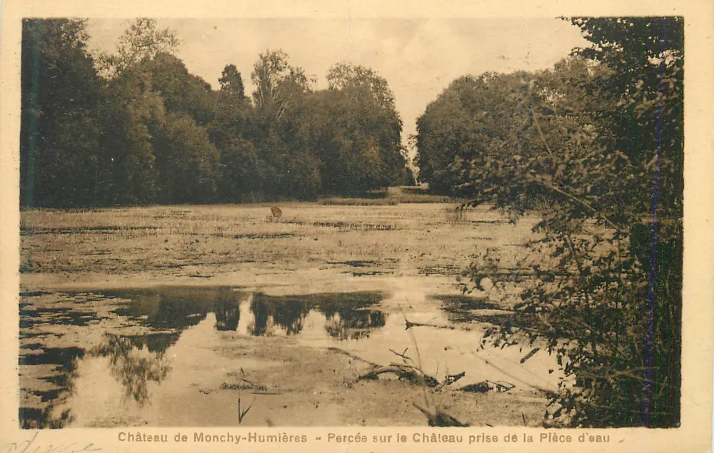 Schloss Monchy-Humières — Aufnahme des Schlosses von der Wasserfläche — Verleger Drucker nicht sichtbar - Vorderseite